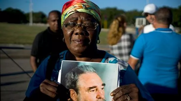 Cubanos juran seguir ideales revolucionarios de Fidel Castro