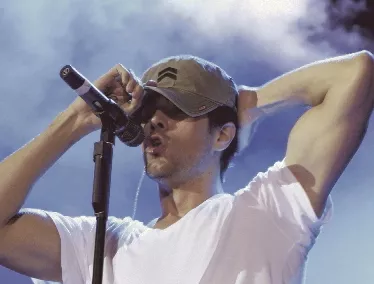 Enrique Iglesias haciendo mímica