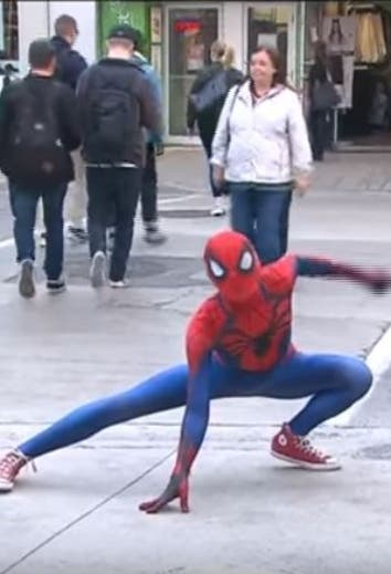 ‘Spiderman’ atrapa  mujer que robó en una tienda