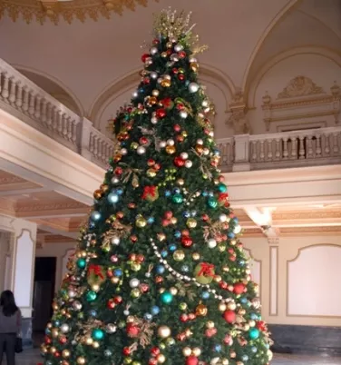 El Palacio Nacional es decorado por Navidad