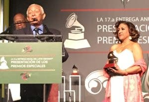 Rafael Solano recibe con júbilo su Grammy