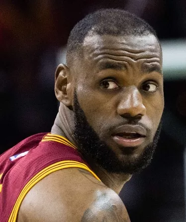 LeBron dona  2.5 millones dólares