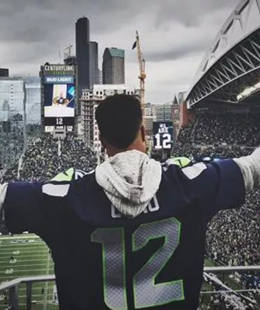 Canó alzó bandera juego de Seahawks