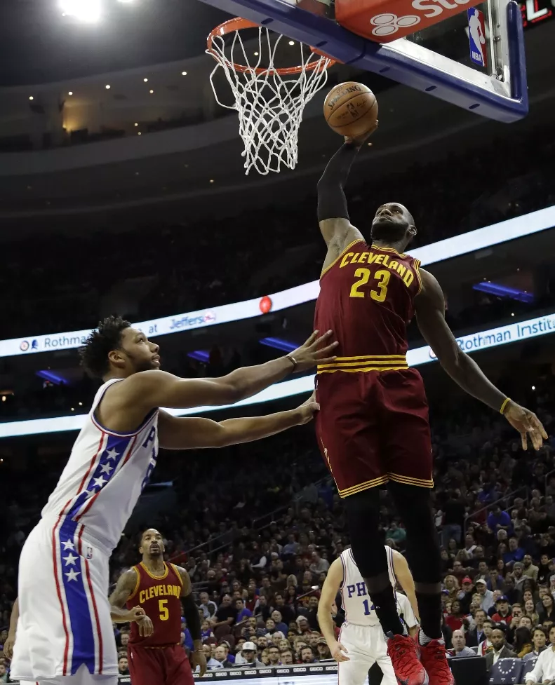 Irving y James guían Cavaliers ante 76ers