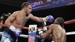 Lomachenko retiene título ante Walters