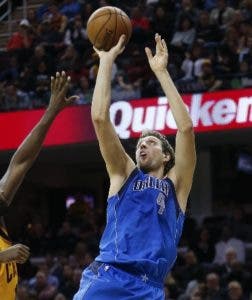 Nowitzki regresará a la acción en diciembre