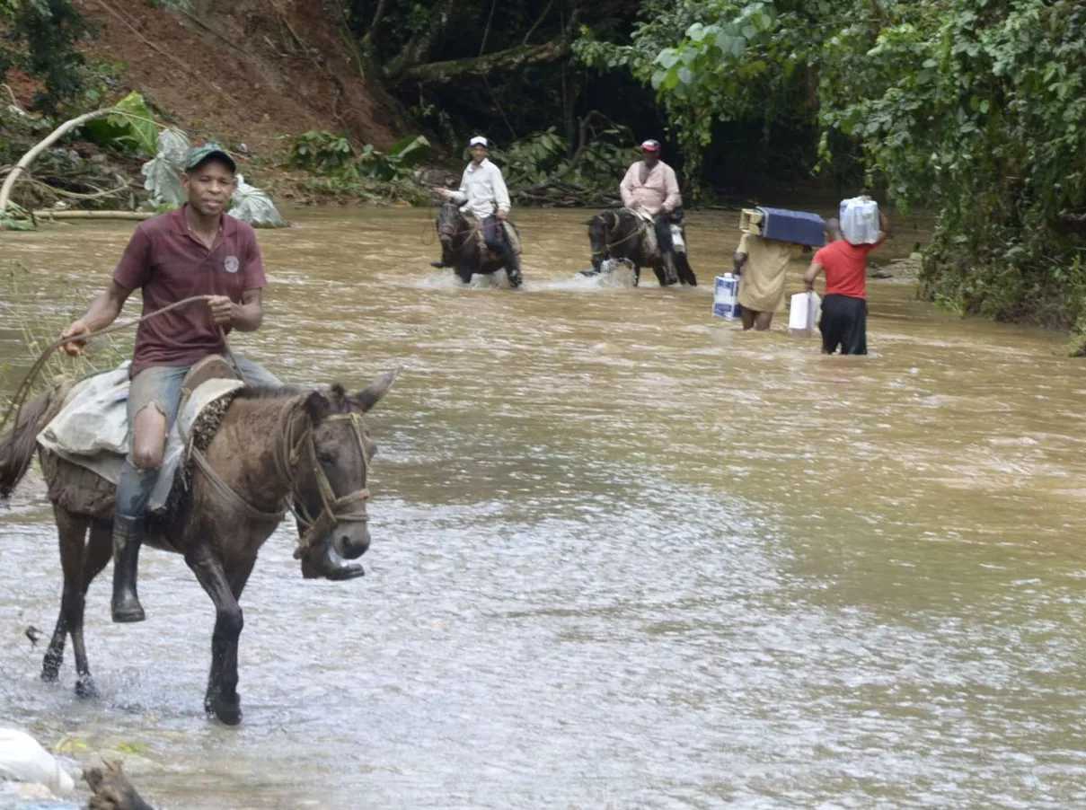 Crecida de ríos aísla 4 comunidades Samaná