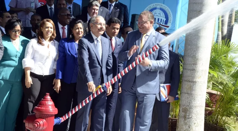 Medina inaugura acueducto oriental