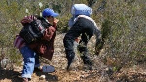 Los inmigrantes buscan los puntos débiles de la frontera para pasar, pero éstos están en lugares remotos. 