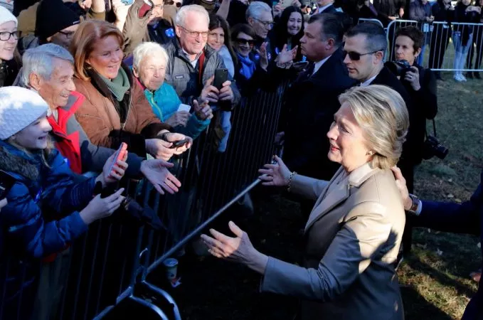 Hillary Clinton vota en Nueva York y confía en su victoria electoral