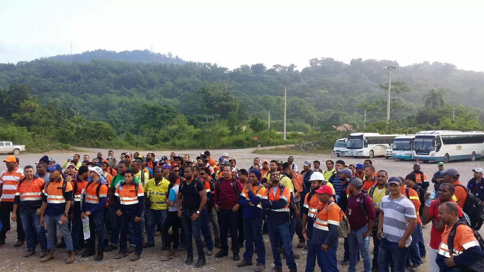 Trabajadores de la minera Barrick Gold protestan contra cancelaciones