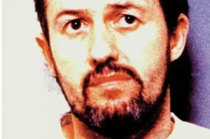 Barry Bennell, quien llevó a Woodward al Crewe Alexandra cuando tenía 11 años, fue sentenciado a nueve años de prisión en 1998. 