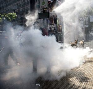 Después de reunirse en la Plaza de Armas de Santiago, manifestantes emprendieron una espontánea marcha hacia la sede de gobierno, donde se registraron enfrentamientos con la Policía, que usó gases lacrimógenos y agua para dispersar a la multitud. 