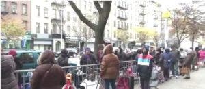 Dominicanos en Nueva York acuden a despensas de comida gratis