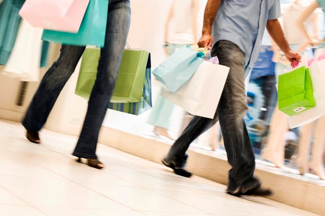 Dominicanos cambian de gustos cuando  salen de compras, según estudio