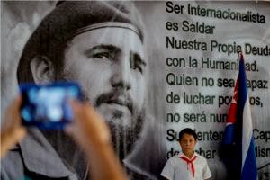 Desde el lunes, cientos de miles de cubanos pasan por la Plaza de la Revolución en La Habana, donde está la imagen del líder que murió el viernes los 90 años y que apoyó los movimientos rebeldes en América.