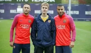 Justin Bieber pasa una mañana con las estrellas del Barça