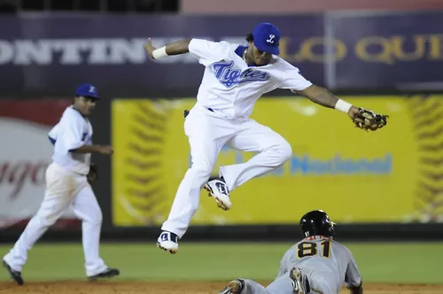 Tigres apalean a Gigantes en duelo por la cima en Dominicana