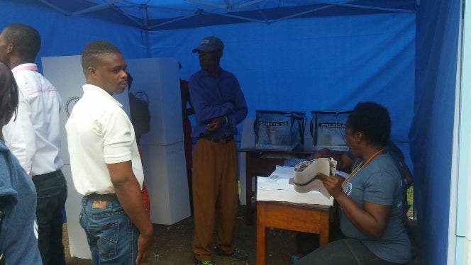 Haitianos comienzan a votar con retraso