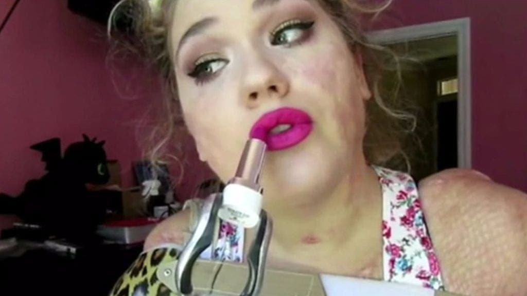 Joven sin brazos ni piernas triunfa en internet con sus tutoriales de maquillaje