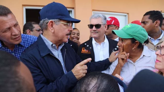 Presidente Medina visita las zonas afectadas por lluvias en Montecristi