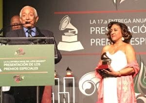 El maestro Rafael Solano recibe un Grammy especial