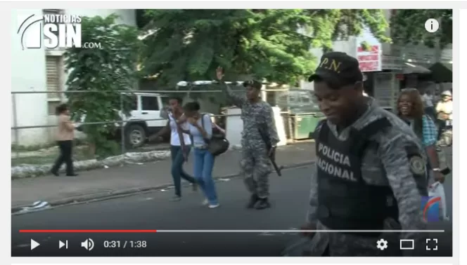 Video: como si fuera un juego, agentes piden “tani bol” a manifestantes en la UASD