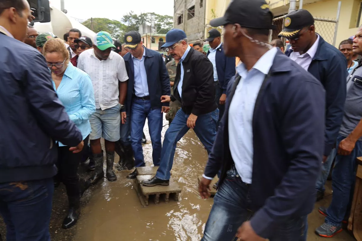 Danilo visita zonas afectadas por inundaciones en Puerto Plata para evaluar daños