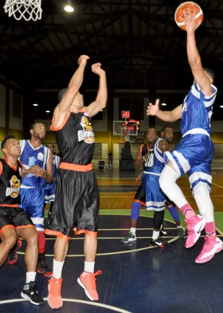 Pueblo Arriba vence a Pueblo Centro en inicio de la Serie Final Baloncesto de Monte Plata