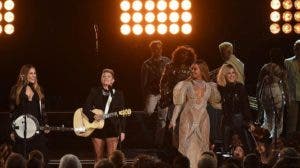 Beyoncé actúa por sorpresa en premios «country» en Estados Unidos