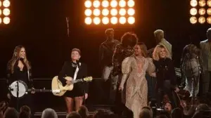 Beyoncé actúa por sorpresa en premios «country» en Estados Unidos