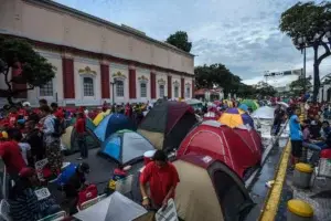 Chavismo se moviliza en respaldo a Maduro con diálogo político de fondo