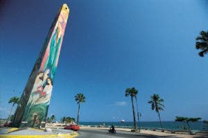 Hombre muere calcinado al chocar su vehículo con el obelisco del Malecón