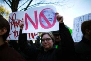 Protestas se extienden mientras Trump baja el tono de su retórica