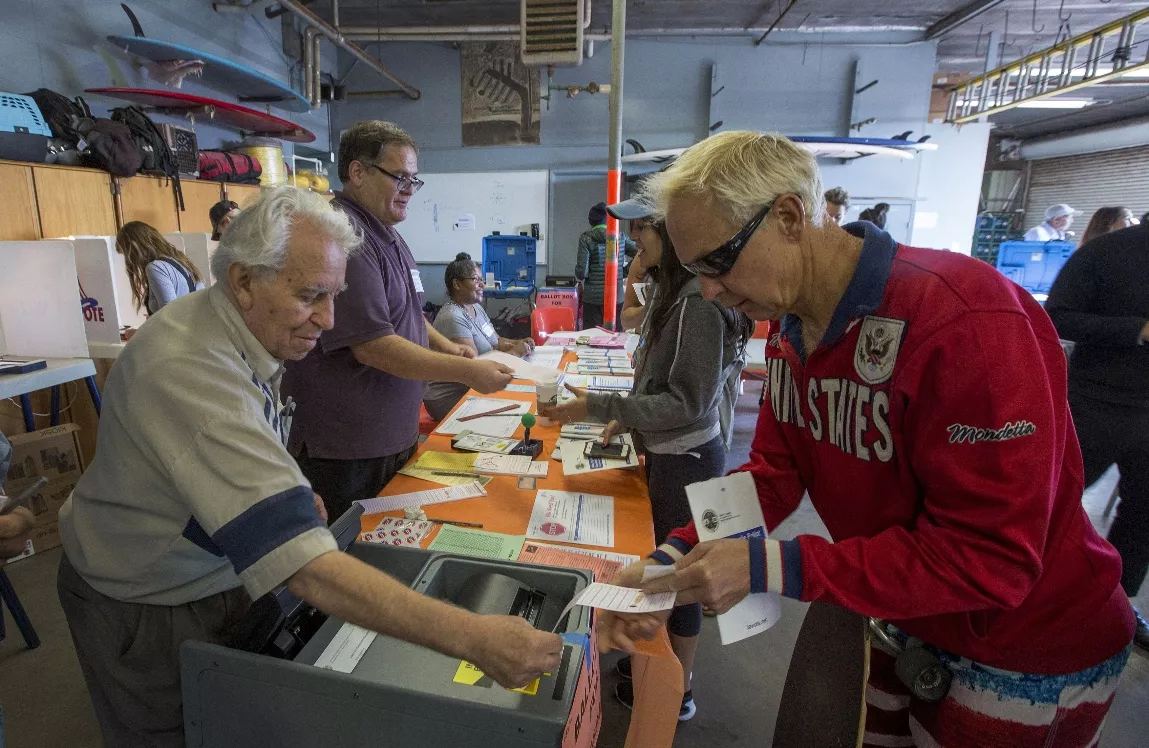 Cierran los primeros centros de votación en las elecciones de Estados Unidos