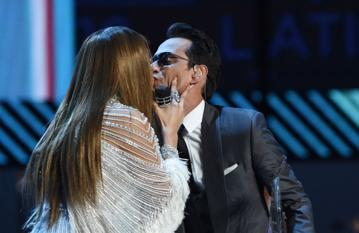 JLo y Marc Anthony se dan un beso en los Latin Grammy