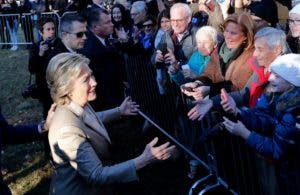 Seguidores de Hillary Clinton piden recontar votos en tres estados