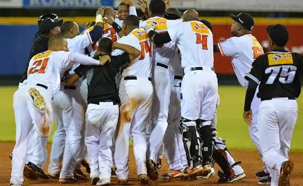 Gigantes se quedan solos en la cima del béisbol dominicano