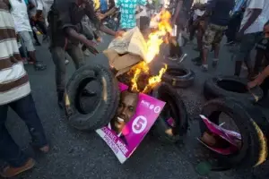 Manifestantes protestan por elecciones en Haití y se enfrenta con Policía