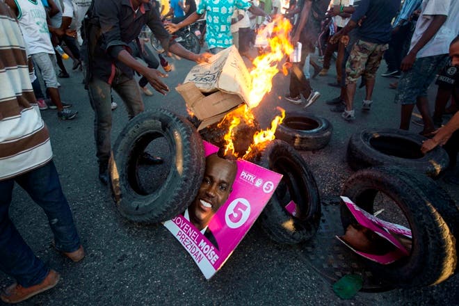 Manifestantes protestan por elecciones en Haití y se enfrenta con Policía