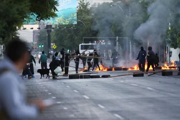 Con autobuses quemados y barricadas empieza en Chile paro por bajas pensiones