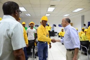 Ministro Medio Ambiente entrega equipos de protección personal a bomberos forestales