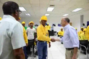 Ministro Medio Ambiente entrega equipos de protección personal a bomberos forestales