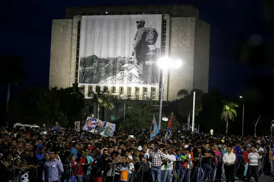 Cientos de miles de personas llenan Plaza de Revolución para despedir a Fidel