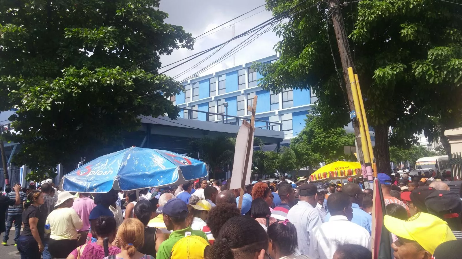 Familias de Cotuí protestan frente al Banco Central en reclamo pago de terrenos Barrick