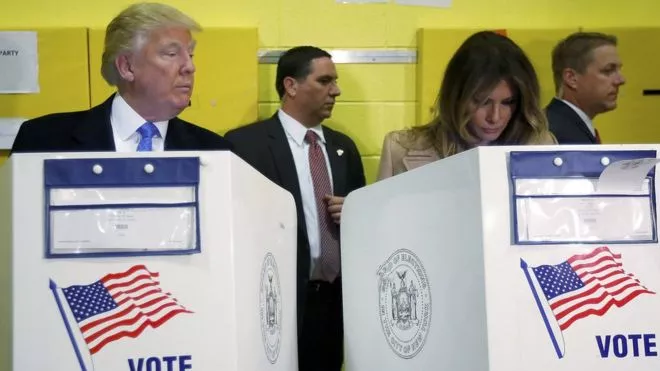 ¿Está Trump mirando por quién votó su esposa Melania? La foto que se volvió viral