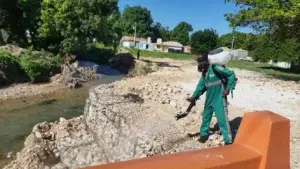 Obras Públicas fumiga comunidades en Barahona, Nizao y Guayacanes