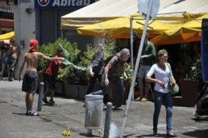 Montevideo despide el año 2016 con su tradicional “batalla” de sidra