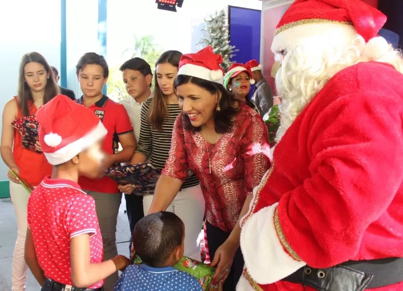 Margarita Cedeño ofrece almuerzo a niños