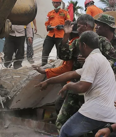 Sismo en Indonesia deja 97 muertos